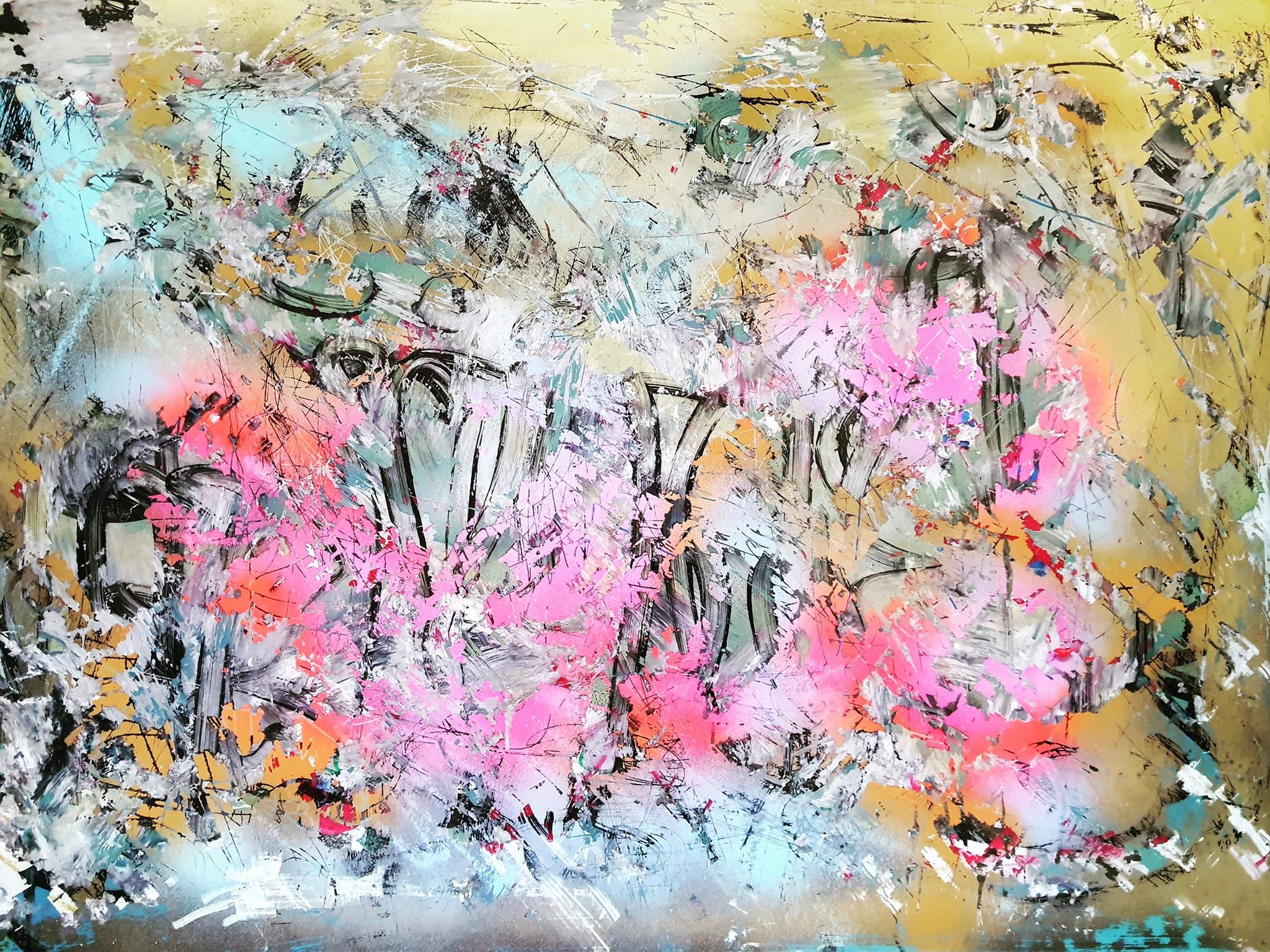 Mischtechnik auf Glas: rosa und orange Sprühwolken auf Ocker, durchzogen von schwarzen Bögen und Kratzern