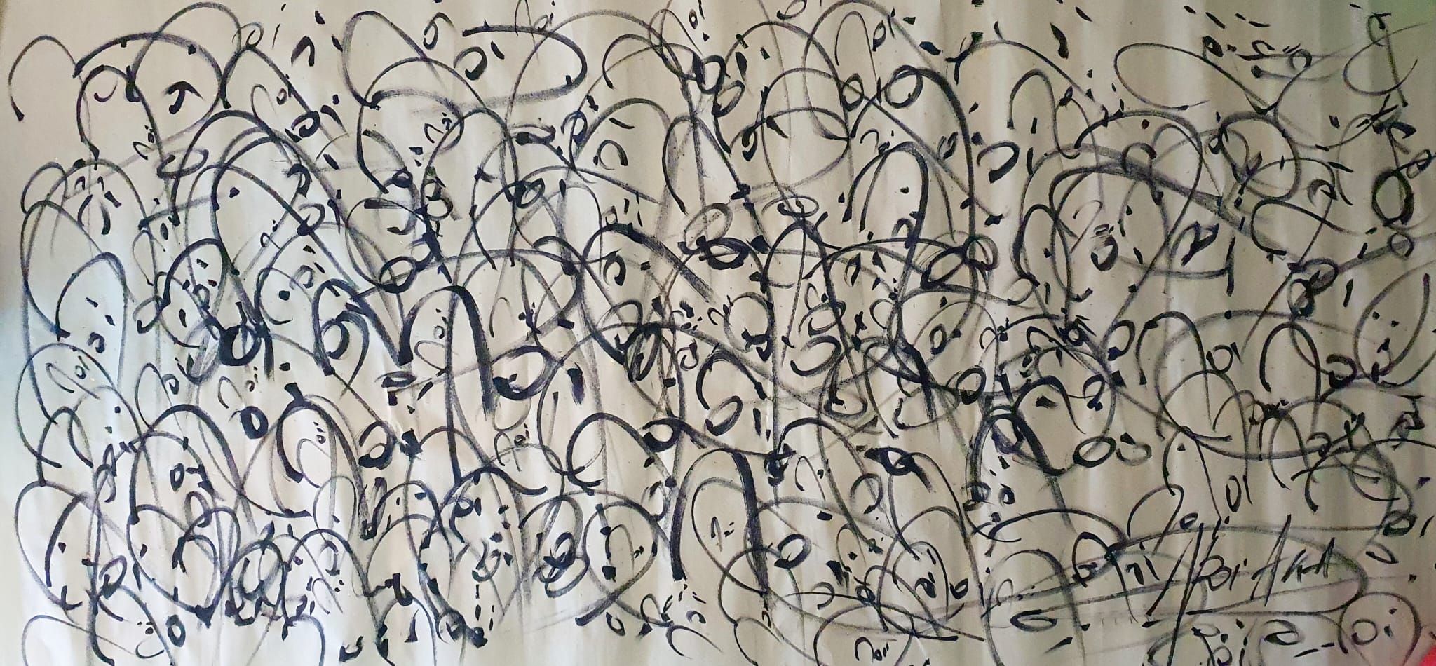 Acryltinte auf Xuan-Papier: dichte schwarze Pinselschleifen, Bögen und Punkte auf einem breiten Querformat