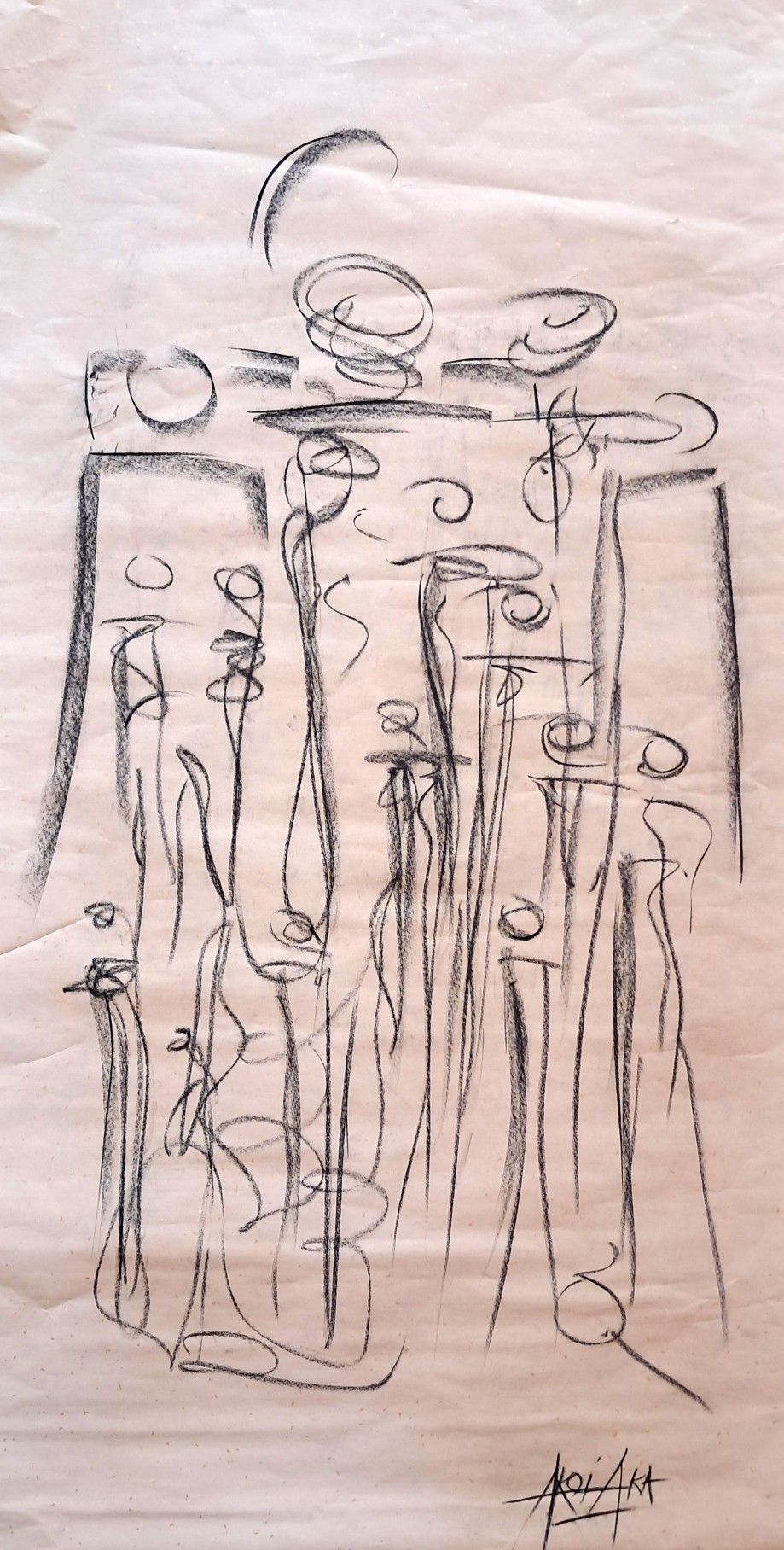 Kohle auf Xuan-Papier: hohe, schleifenförmige senkrechte Figuren unter Spiralen und einer Sichel, unten rechts signiert