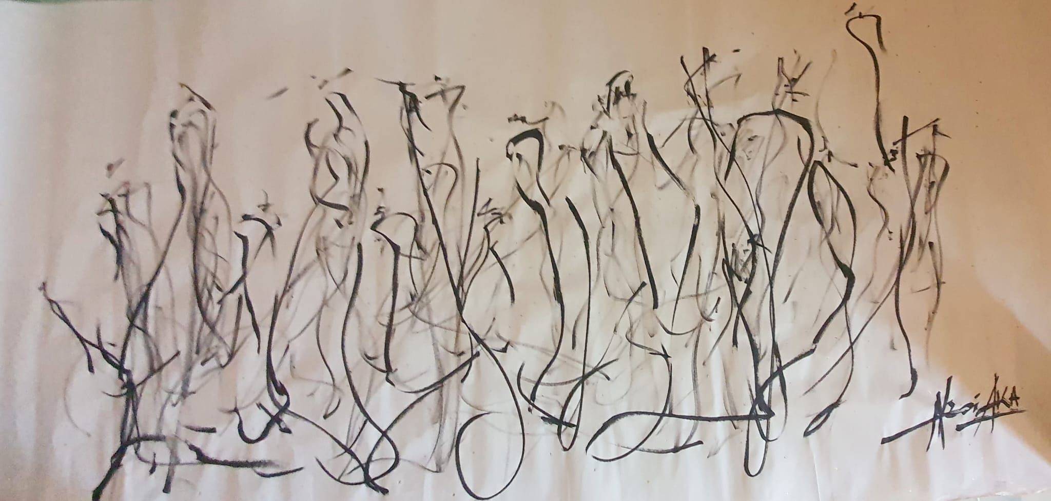 Tinte auf Xuan-Papier: ein Fries geschwungener senkrechter schwarzer Striche wie hohe Figuren, unten rechts signiert