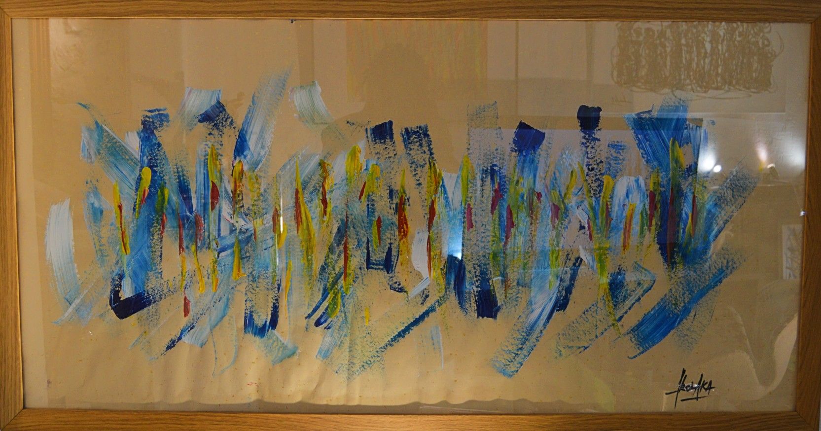 Acryl auf Xuan-Papier im hellen Holzrahmen: ein horizontales Band blauer und weißer Striche mit gelben und roten Akzenten