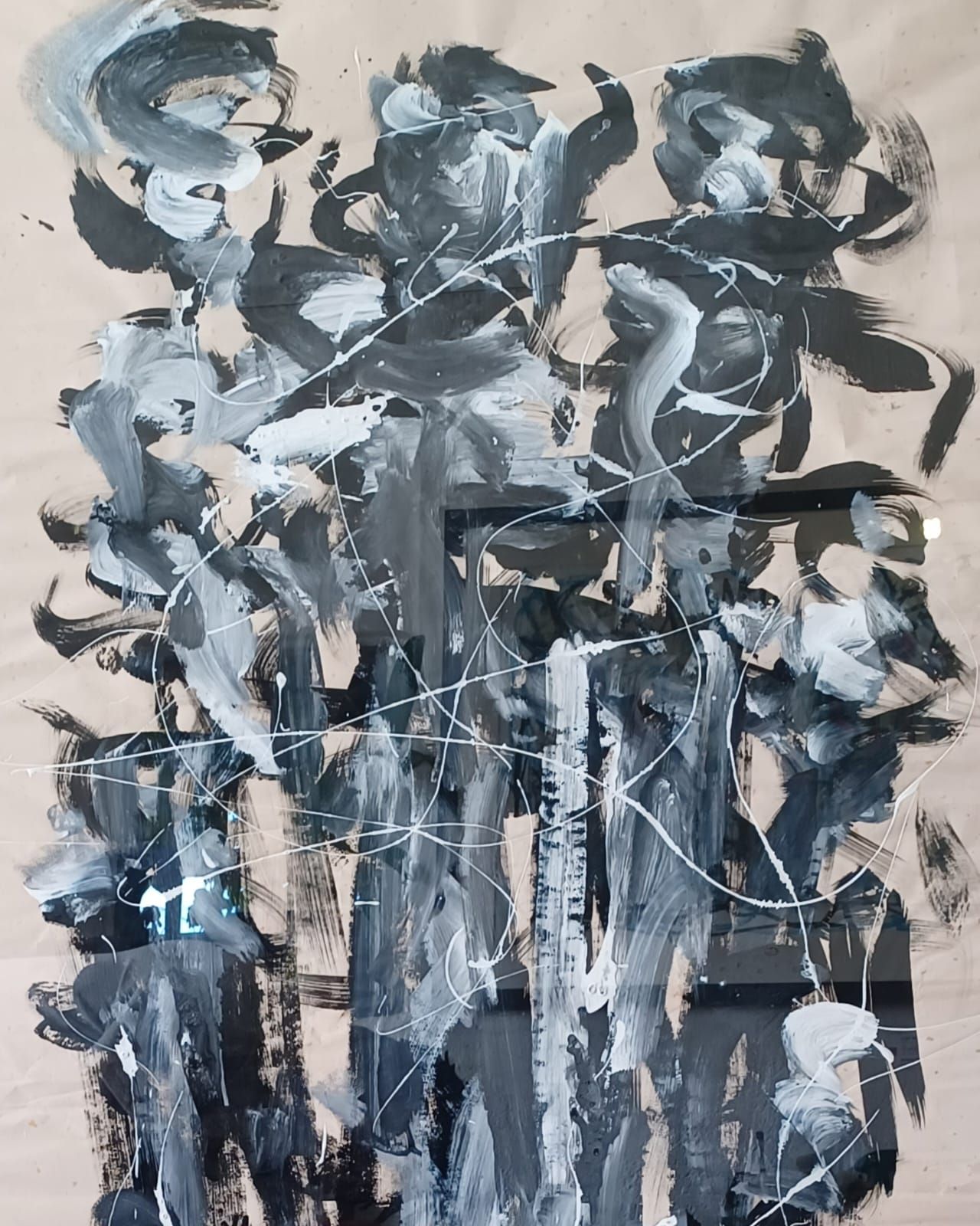 Acryl und Tusche auf beigem Papier: schwarze, graue und weiße Pinselstriche in senkrechten Säulen, von weißen Tropfspuren durchzogen