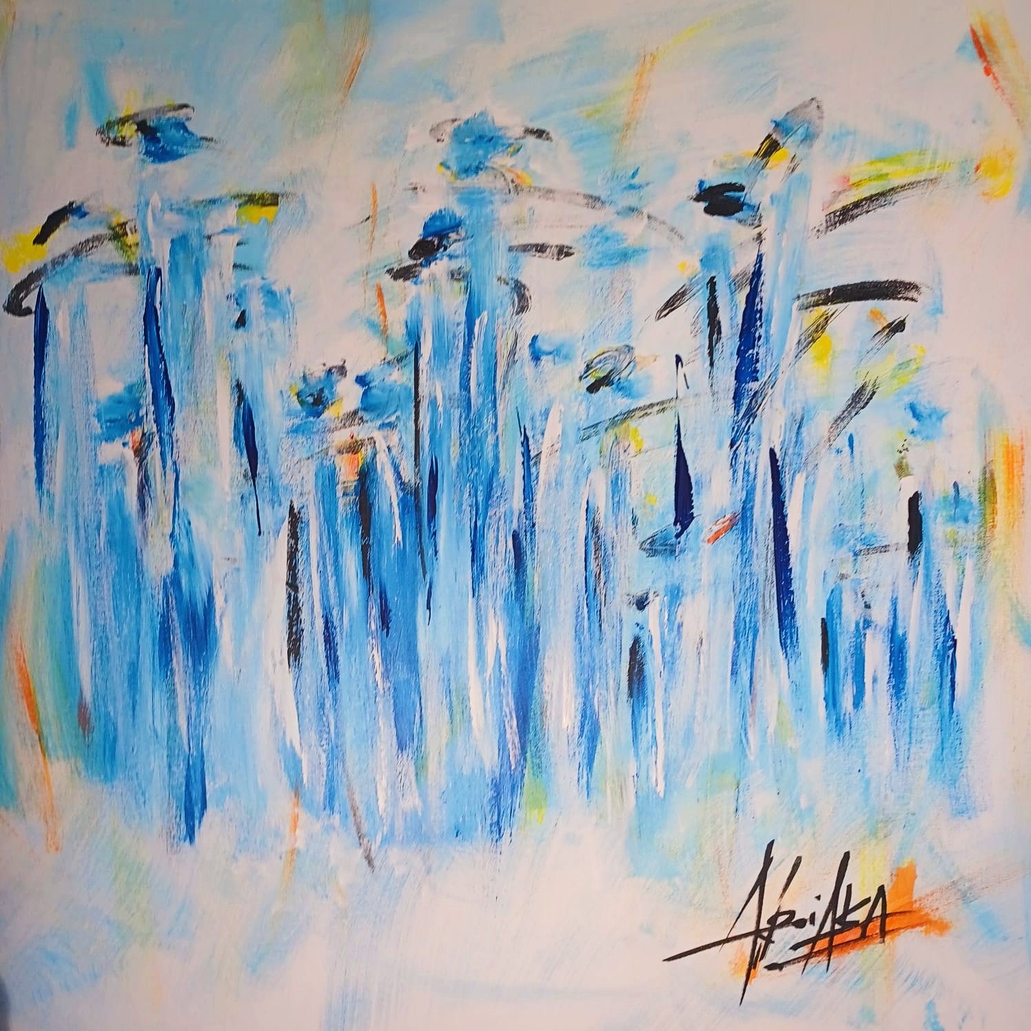 Acryl und Tusche auf Leinwand: eine Reihe hoher blauer Silhouetten mit geschwungenen schwarzen Strichen auf hellem Grund