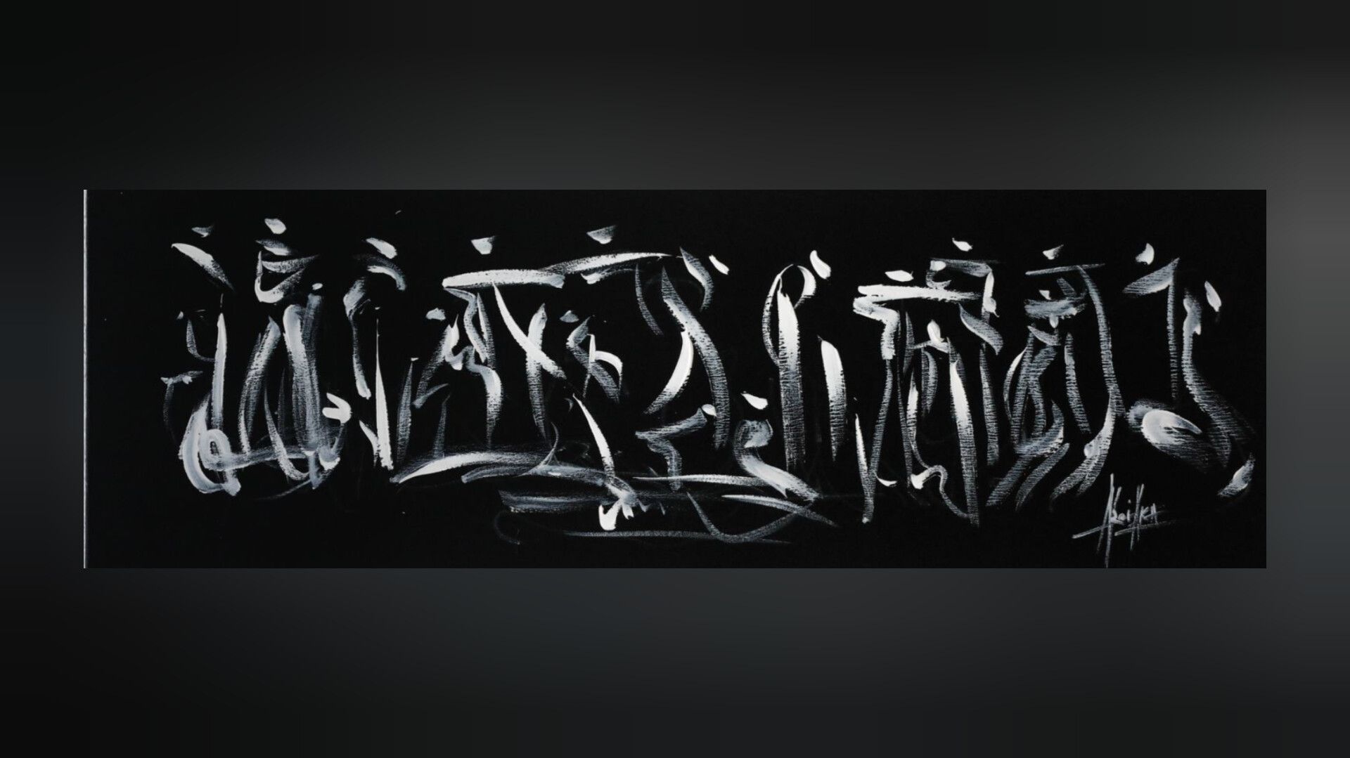 Acryl auf Leinwand: weiße kalligrafische Pinselstriche in einem waagrechten Band auf Schwarz, unten rechts signiert