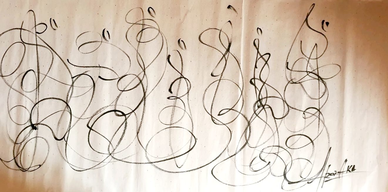 Schwarze Tinte auf Xuan-Papier: Schleifenlinien steigen zu senkrechten Säulen mit kleinen Zeichen auf, unten rechts signiert
