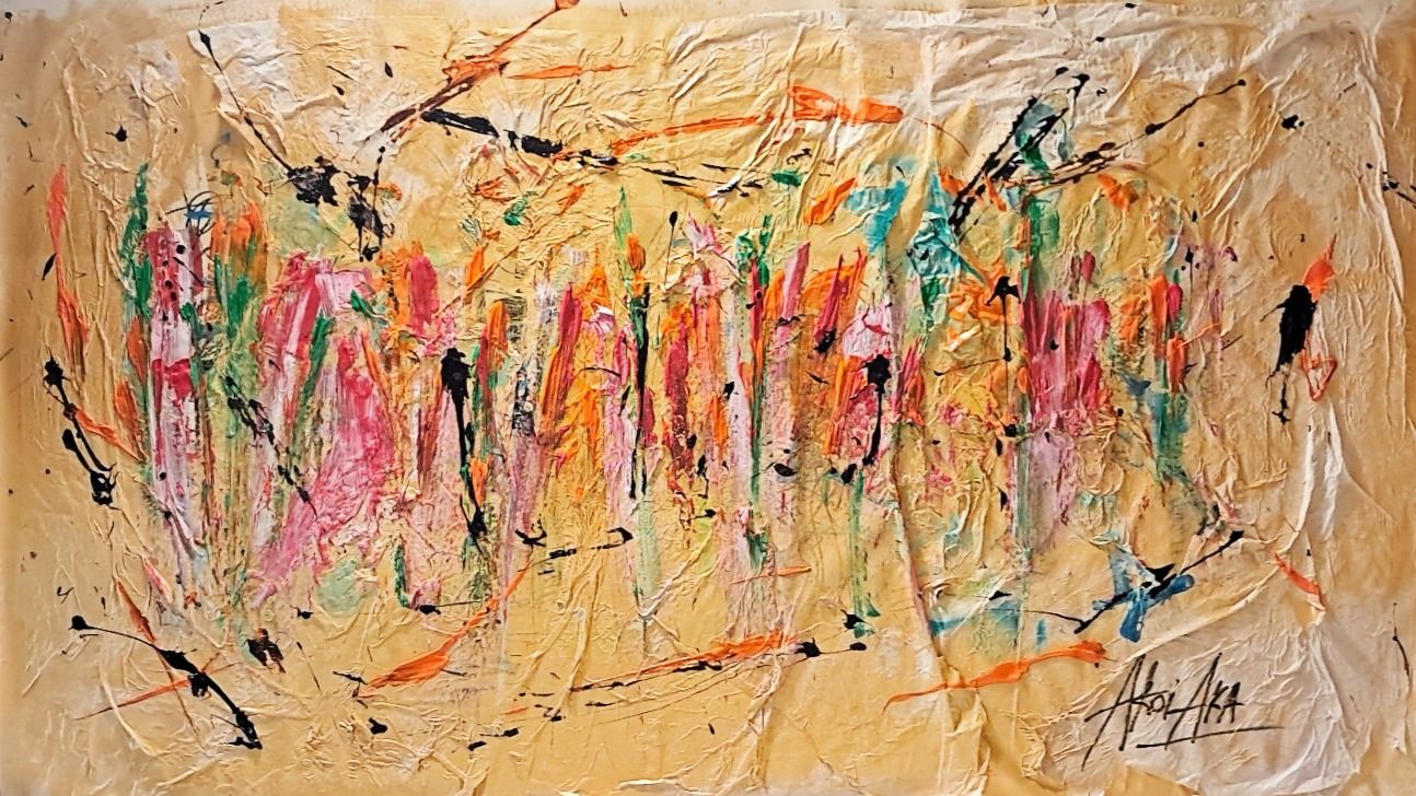 Acryltinte auf zerknittertem Papier: Band aus rosa, orangen und grünen Strichen mit schwarzen Spritzern auf Ocker