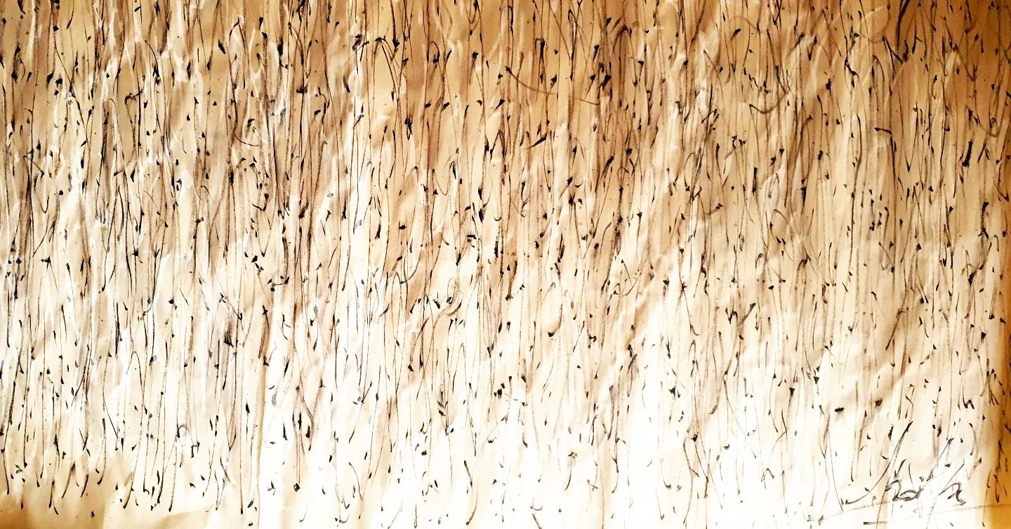 Tinten auf Xuan-Papier: dichter Vorhang feiner senkrechter dunkler Linien und kleiner Striche auf Beige, unten rechts signiert