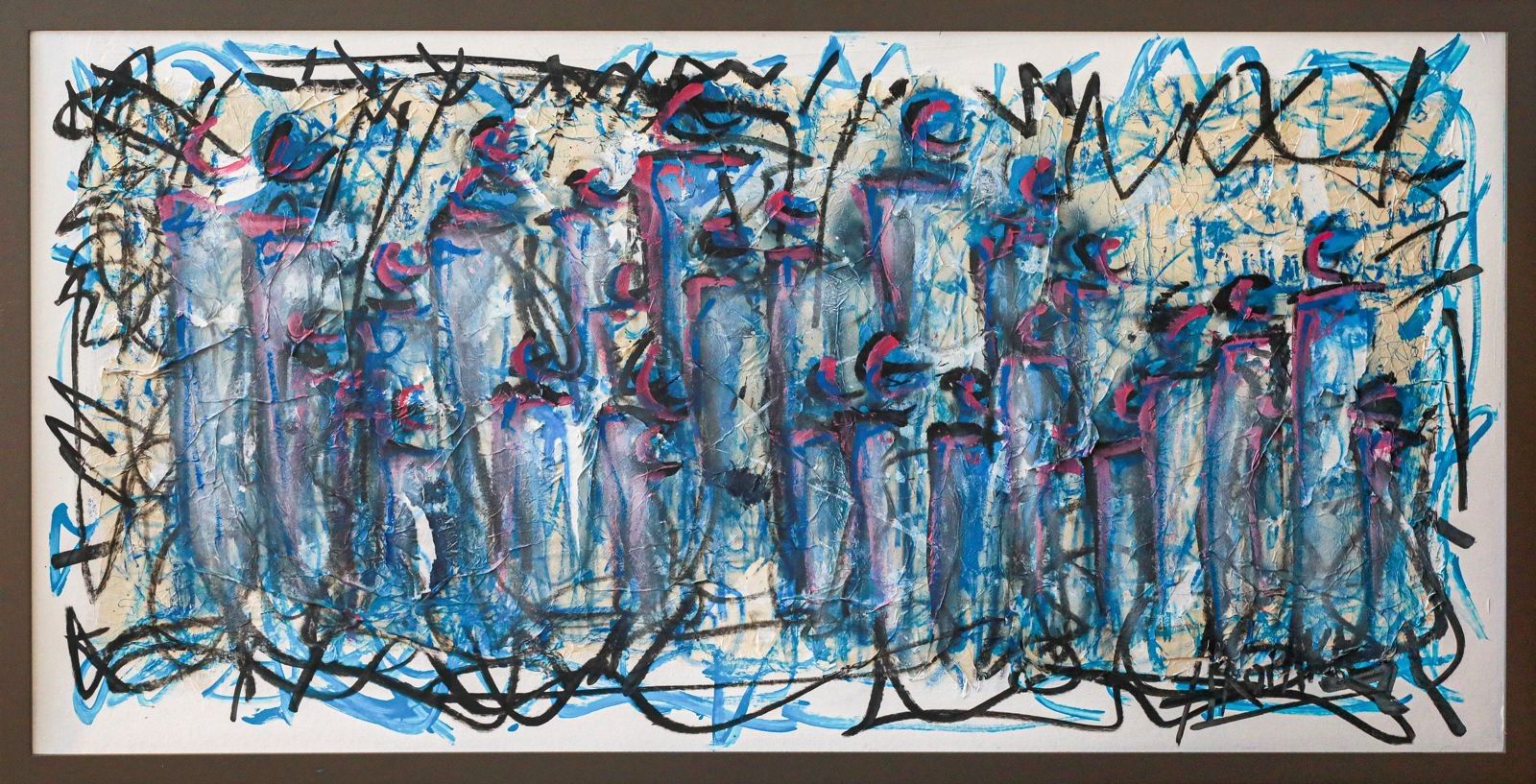 Tinten auf Xuan-Papier in dunklem Rahmen: eine Reihe hoher blauer und mauvefarbener Figuren, umgeben von schwarzen Linien