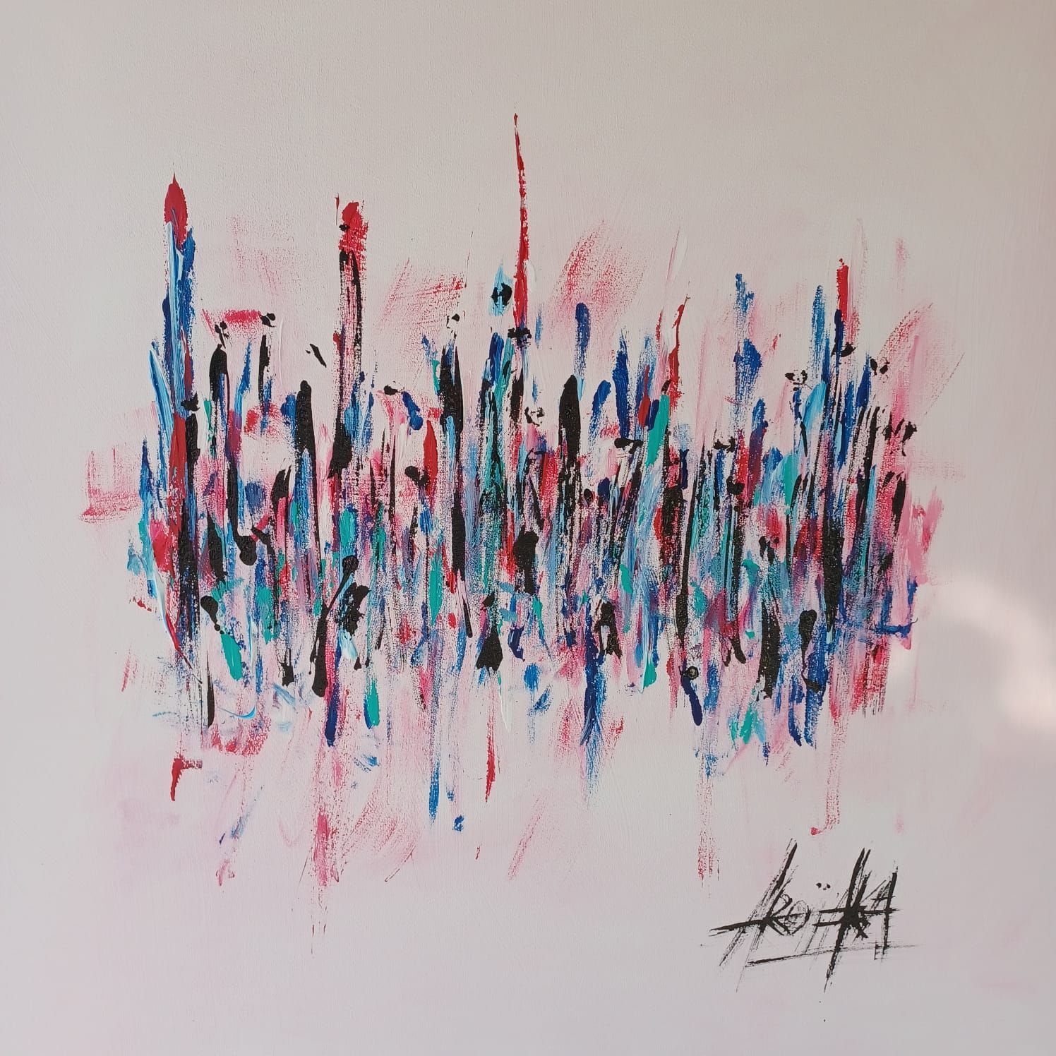 Acryl auf Leinwand: Band senkrechter schwarzer, blauer, türkiser und roter Striche auf Blassrosa, Signatur unten rechts