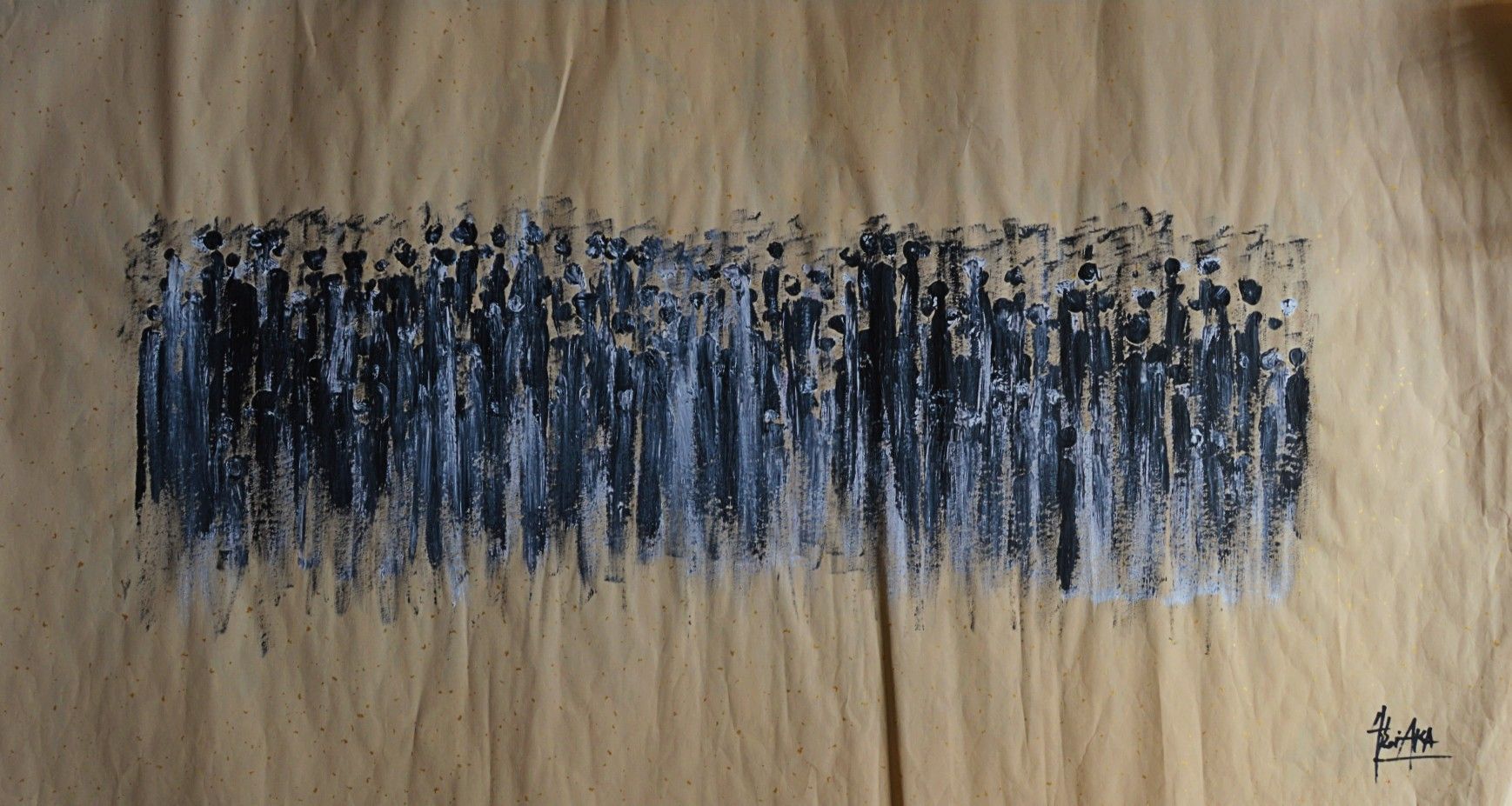 Tinte auf zerknittertem beigem Papier: eine dichte Reihe hoher schwarz-grauer Figuren in der Mitte, Signatur unten rechts