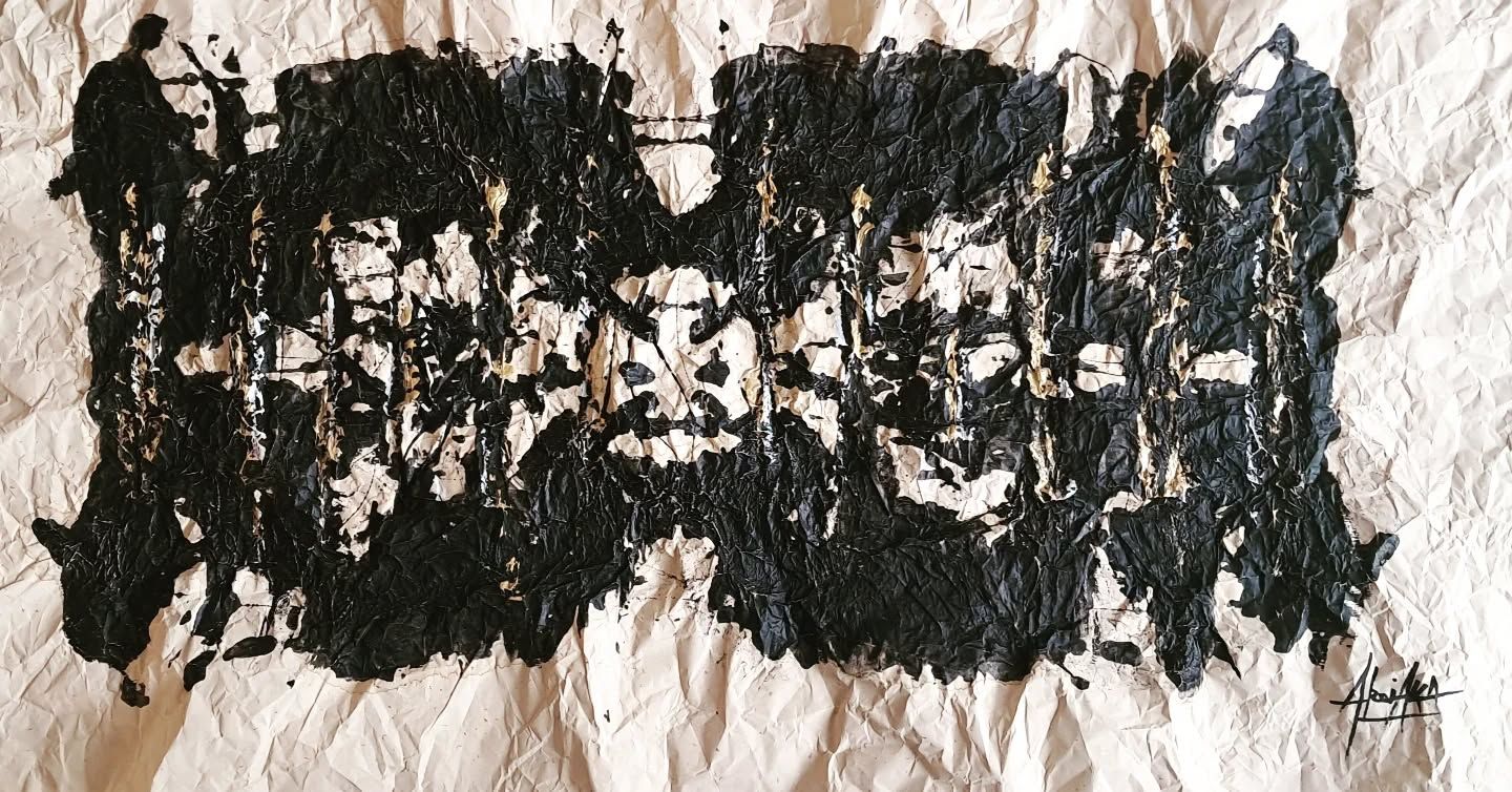 Tusche auf zerknittertem Xuan-Papier: breite schwarze Masse mit Spritzern und Goldstrichen, Signatur unten rechts