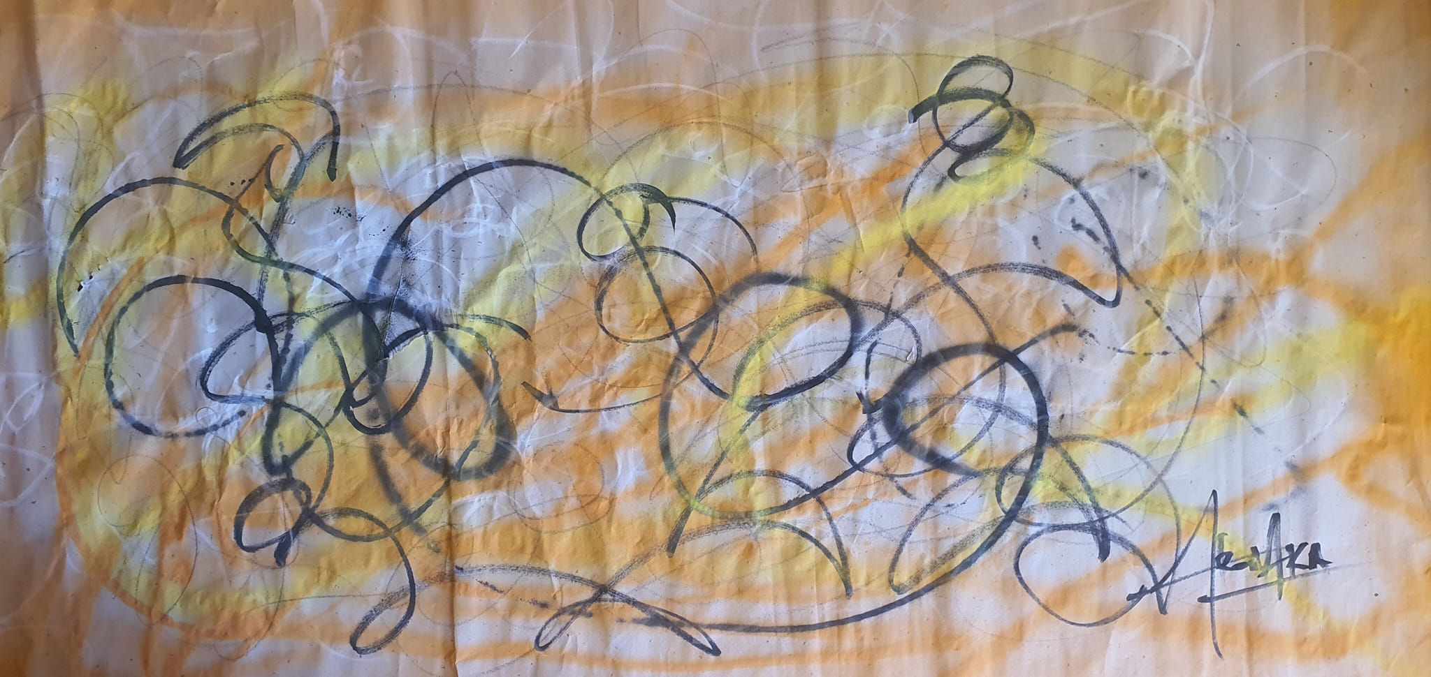 Tinten auf Xuan-Papier: schwarze Schlaufen über orangen und gelben Flächen, Signatur unten rechts