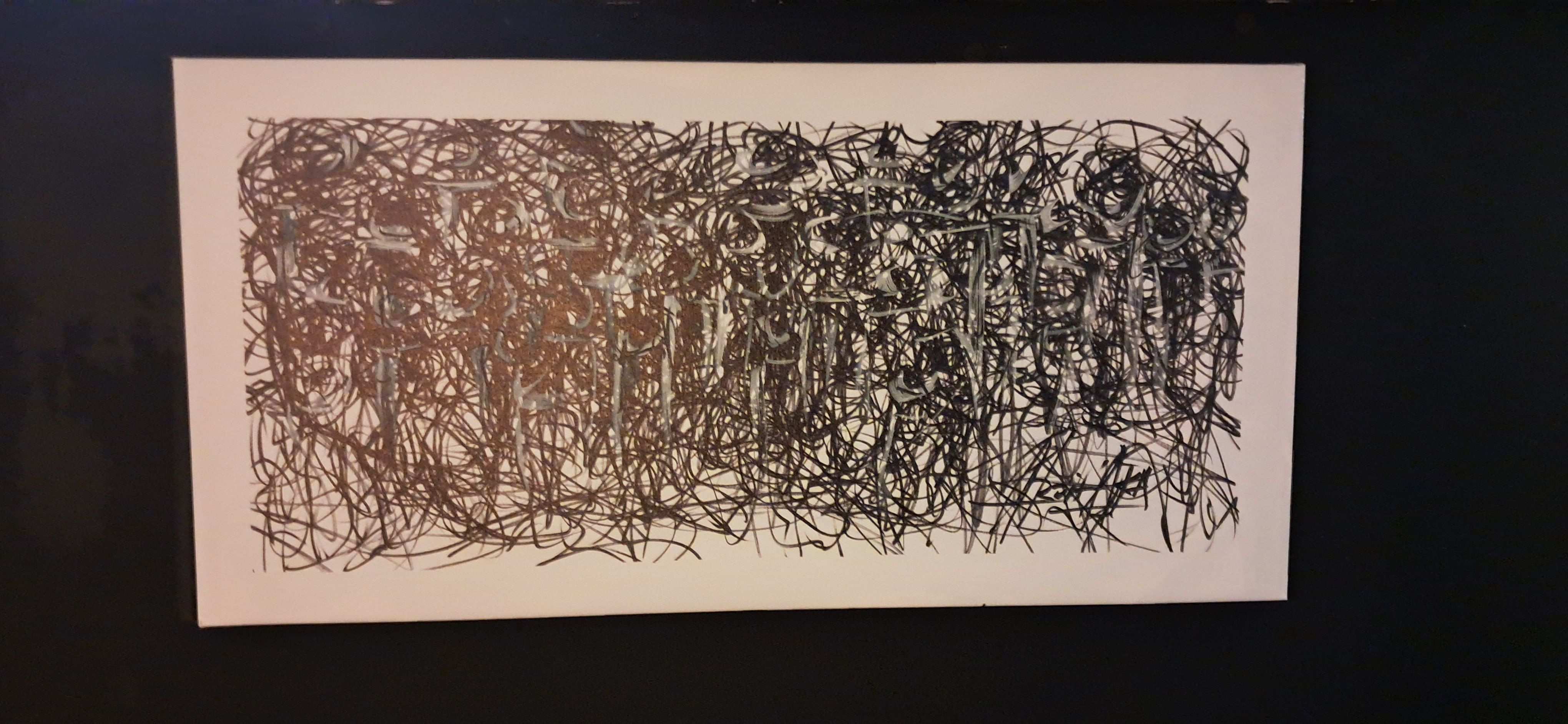 POSCA auf Leinwand an einer dunklen Wand: ein Geflecht schwarzer und brauner Linien, aus dem eine Figurenreihe hervortritt