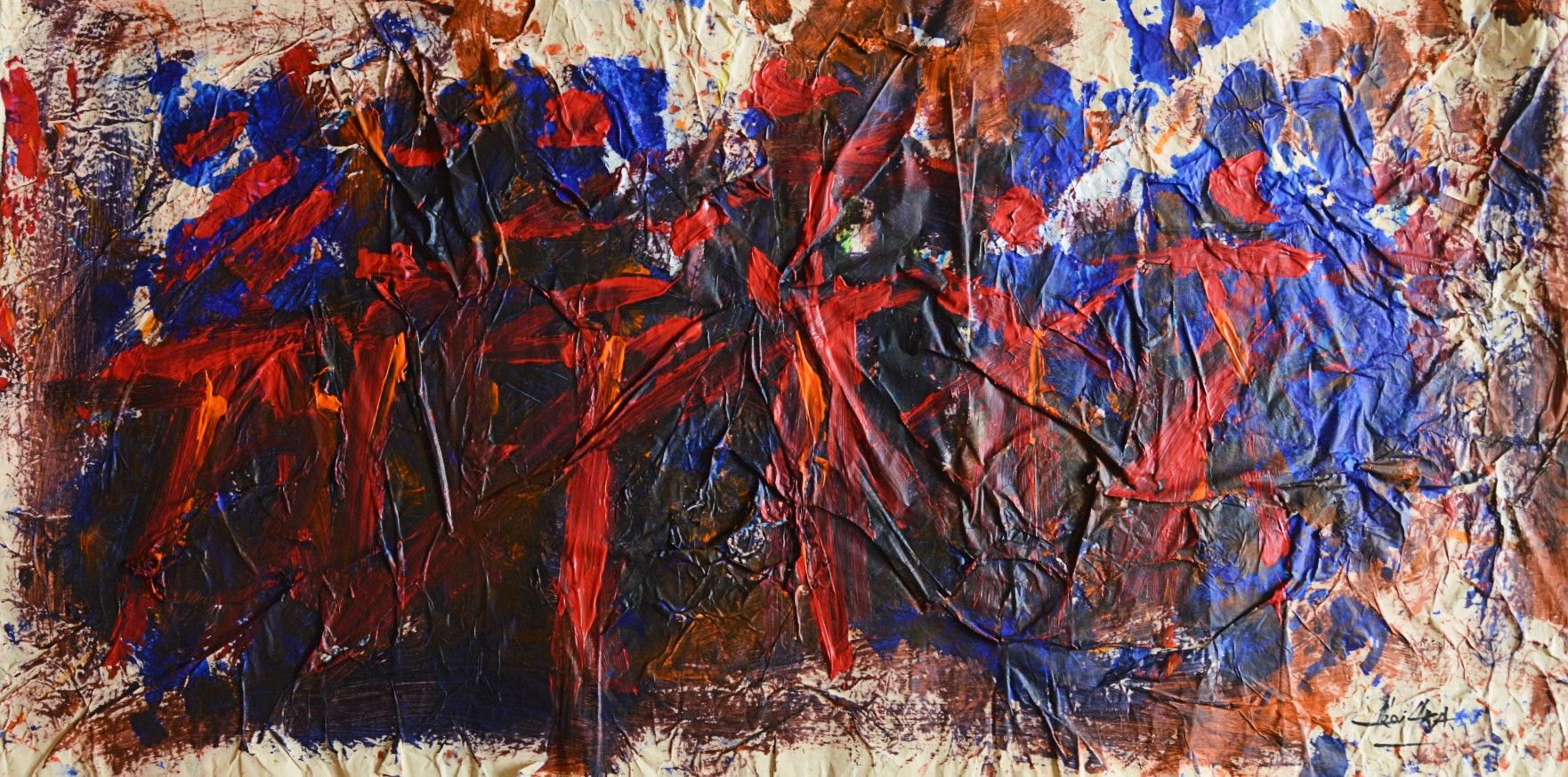 Acryltinte auf zerknittertem Papier: rote senkrechte und schräge Striche über einem dunklen Band, blaue und orange Flecken