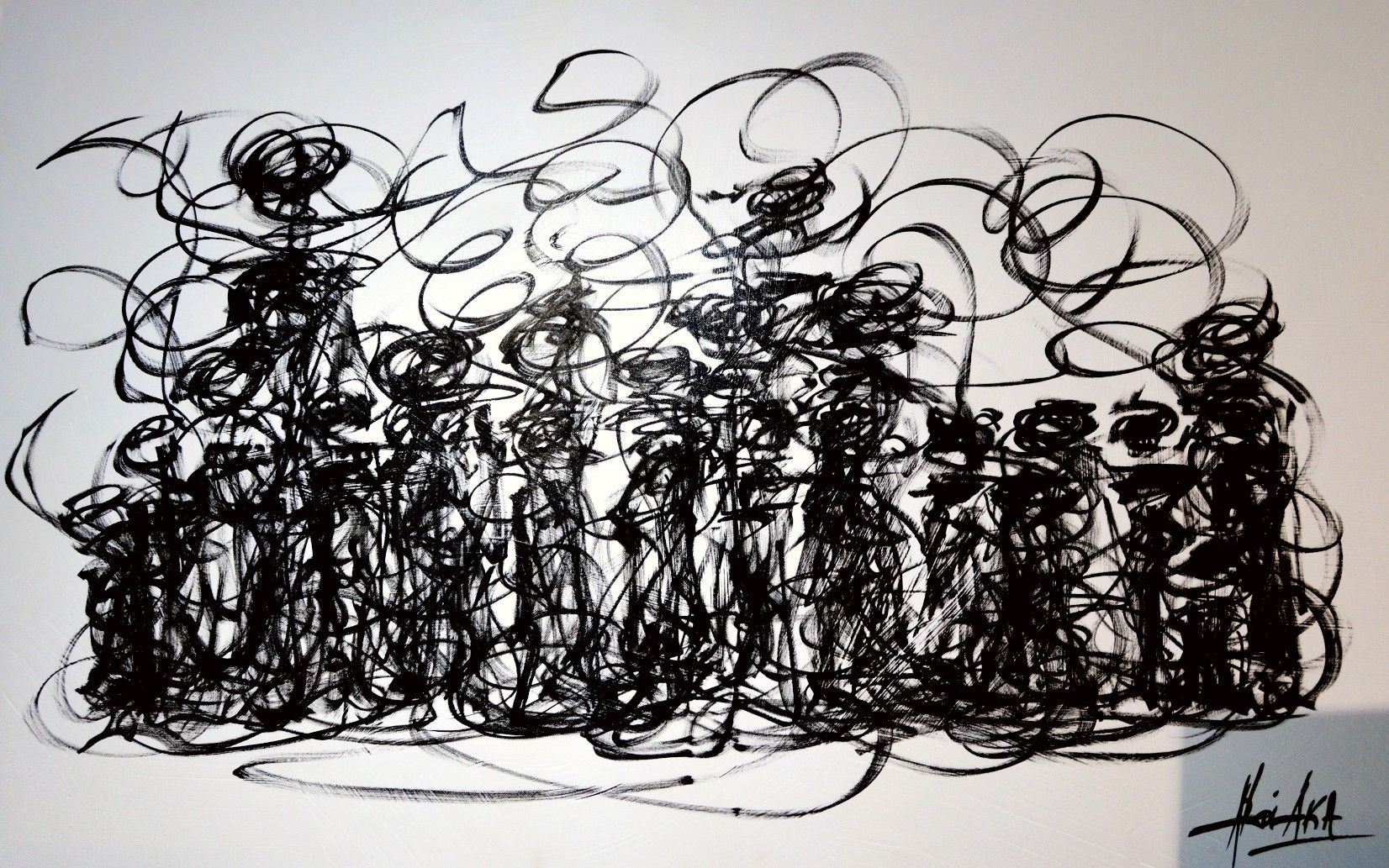 Schwarz auf weißer Leinwand: eine Reihe hoher Figuren aus verschlungenen Schleifen und Spiralen