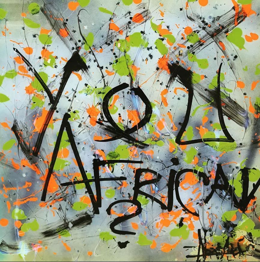 Mischtechnik auf Glas: „YOU AFRICAN 2“ in schwarzen Buchstaben auf Grau, mit orangen und grünen Spritzern